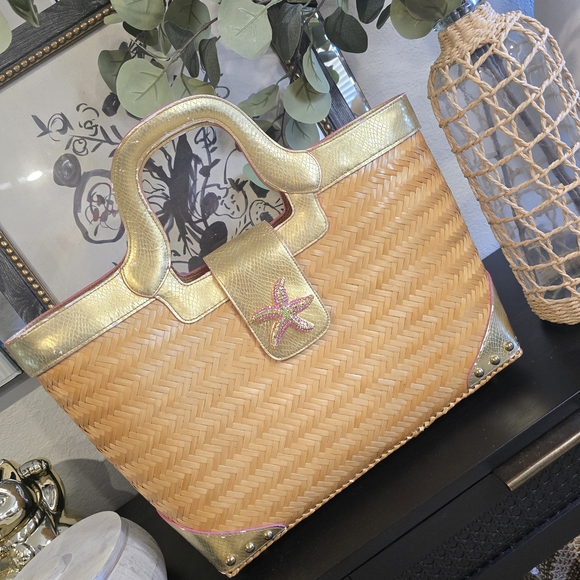 Lilly Pulitzer Handbags - Lilly Pulitzer Straw Tote Bag With Gold Trim And Starfish Embellishment